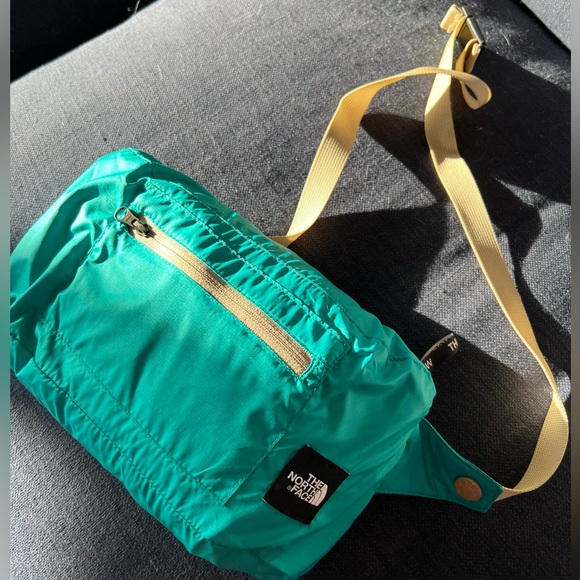 The north face windbreaker that folds up into a Fanny pack for easy carrying - Picture 2 of 5